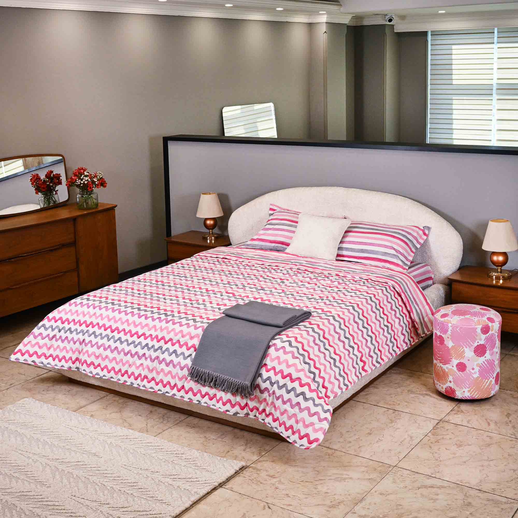 سرویس لحاف دو نفره پلی استر تیسا طرح پیچک صورتی